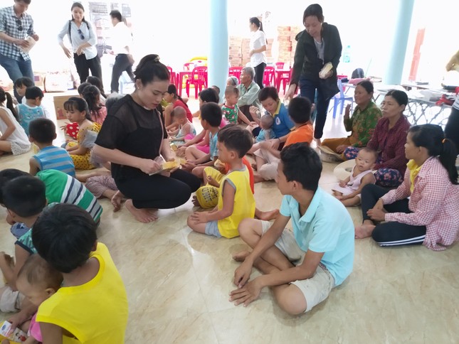 Báo chí thường trú Khánh Hòa tặng quà trẻ em cơ nhỡ, người già neo đơn ảnh 4