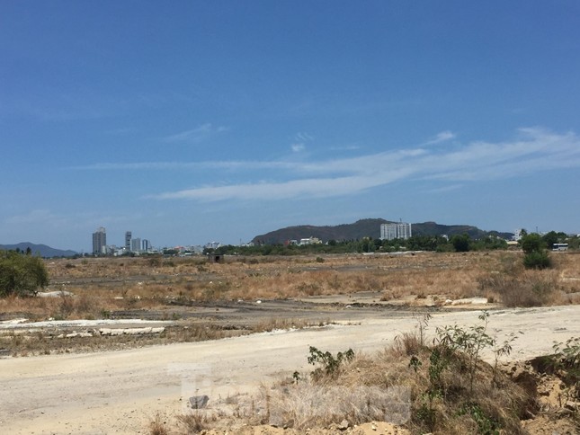 Bên trong khu đất 'vàng' ở sân bay Nha Trang cũ được đề xuất làm bãi đậu xe ảnh 8