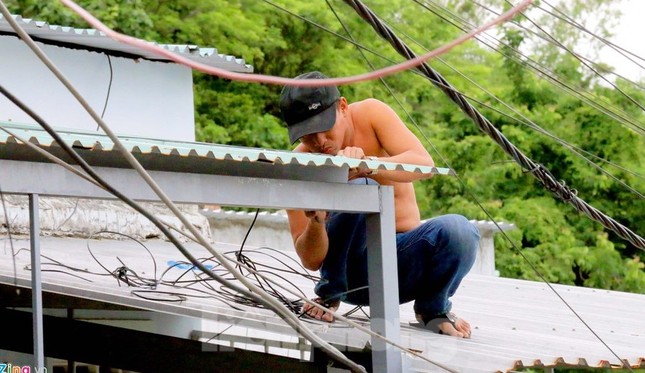 Dân Nha Trang ra biển xúc cát về chống bão ảnh 5