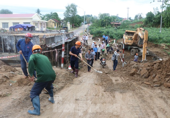 Phú Yên: 32 tàu thuyền bị sóng đánh chìm khi bão đổ bộ ảnh 6