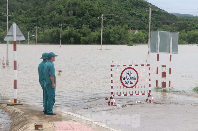Phú Yên: 32 tàu thuyền bị sóng đánh chìm khi bão đổ bộ ảnh 2