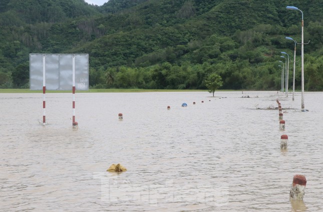 Phú Yên: 32 tàu thuyền bị sóng đánh chìm khi bão đổ bộ ảnh 3