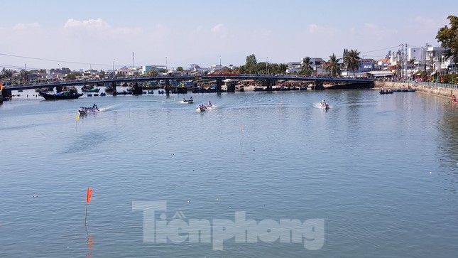 Tưng bừng lễ hội đua thuyền trên sông Cà Ty ảnh 7