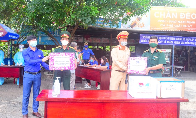 Tỉnh đoàn Khánh Hòa tặng quà trạm kiểm soát dịch bệnh COVID - 19 ảnh 1