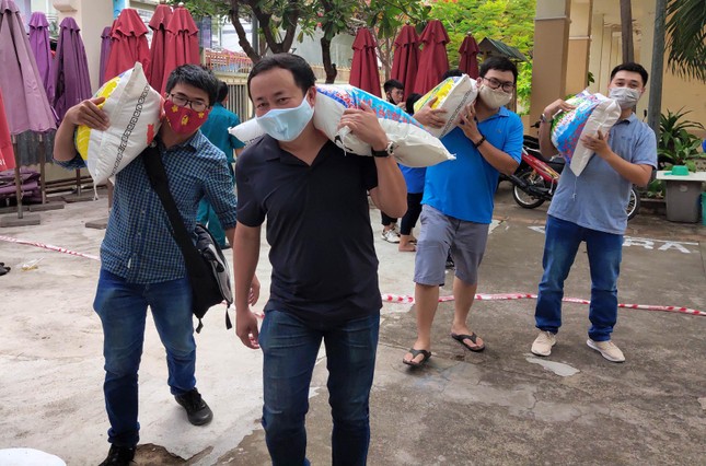 Báo chí thường trú Khánh Hoà hỗ trợ 5 tấn gạo cho ATM gạo Nha Trang ảnh 1