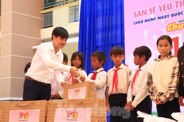 Báo Tiền Phong phối hợp trao tặng 10 máy lọc nước cho trường học vùng sâu Khánh Hoà ảnh 1