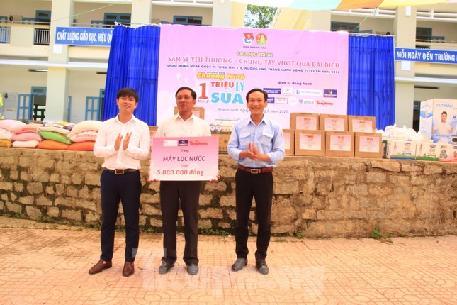Báo Tiền Phong phối hợp trao tặng 10 máy lọc nước cho trường học vùng sâu Khánh Hoà ảnh 4