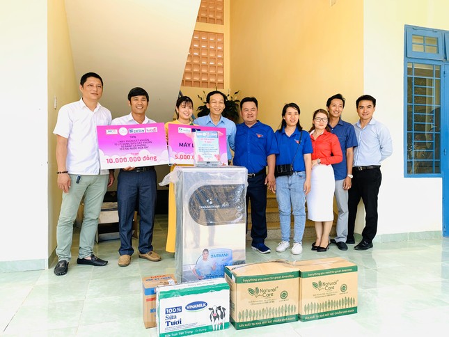 Báo Tiền Phong phối hợp trao tặng 10 máy lọc nước cho trường học vùng sâu Khánh Hoà ảnh 2