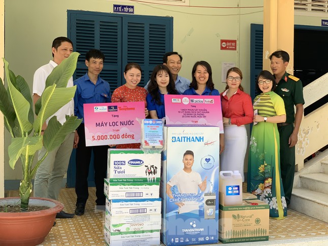 Báo Tiền Phong phối hợp trao tặng 10 máy lọc nước cho trường học vùng sâu Khánh Hoà ảnh 3