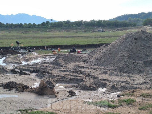 Bất chấp chỉ đạo, 'cát tặc' vẫn vô tư đào xới hồ thuỷ lợi ở Khánh Hoà ảnh 1