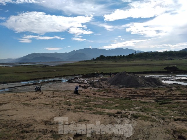 Bất chấp chỉ đạo, 'cát tặc' vẫn vô tư đào xới hồ thuỷ lợi ở Khánh Hoà ảnh 2