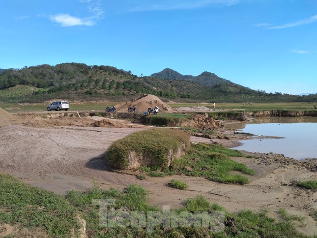 Bất chấp chỉ đạo, 'cát tặc' vẫn vô tư đào xới hồ thuỷ lợi ở Khánh Hoà ảnh 4