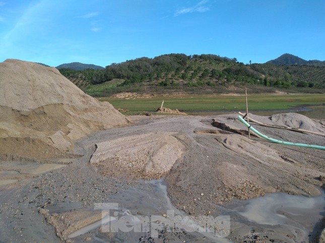 Bất chấp chỉ đạo, 'cát tặc' vẫn vô tư đào xới hồ thuỷ lợi ở Khánh Hoà ảnh 5