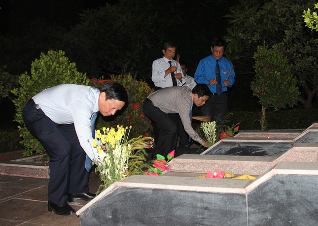 Hơn 1.000 đoàn viên, thanh niên Nha Trang thắp nến tri ân các anh hùng liệt sĩ ảnh 1