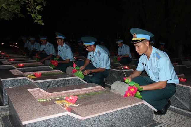 Hơn 1.000 đoàn viên, thanh niên Nha Trang thắp nến tri ân các anh hùng liệt sĩ ảnh 3