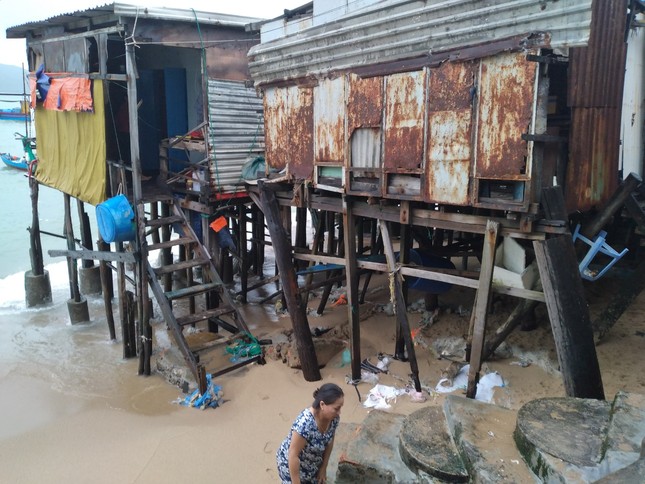 Sóng đánh nhà tơi tả, dân xóm Chụt Nha Trang sống trong sợ hãi ảnh 2