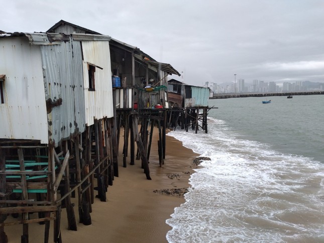 Sóng đánh nhà tơi tả, dân xóm Chụt Nha Trang sống trong sợ hãi ảnh 6