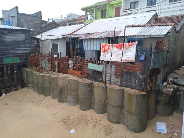 Sóng đánh nhà tơi tả, dân xóm Chụt Nha Trang sống trong sợ hãi ảnh 8