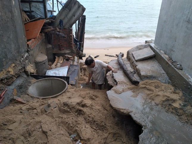 Sóng đánh nhà tơi tả, dân xóm Chụt Nha Trang sống trong sợ hãi ảnh 5