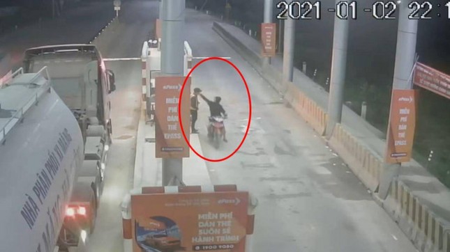 Bị nhắc nhở khi chạy sai làn, người đi xe máy đâm trọng thương nhân viên trạm thu phí ảnh 1