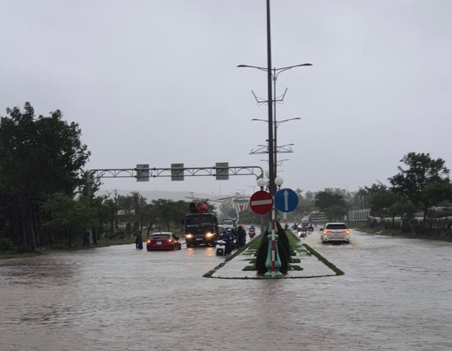 4 thuỷ điện xả lũ, hàng nghìn nhà dân ở Phú Yên ngập trong nước ảnh 1