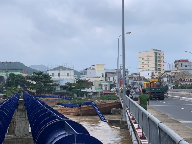 Sà lan đâm gãy ống nước, hàng nghìn hộ dân Nha Trang mất nước sinh hoạt ảnh 1