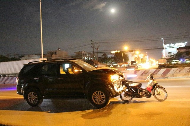 Ô tô 'điên' lùa xe máy và ba gác, 5 người bị thương nặng ảnh 1