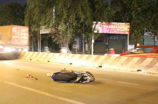 Ô tô 'điên' lùa xe máy và ba gác, 5 người bị thương nặng ảnh 2