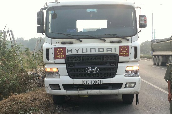 Người dân truy đuổi xe container tông chết người rồi bỏ chạy ảnh 1