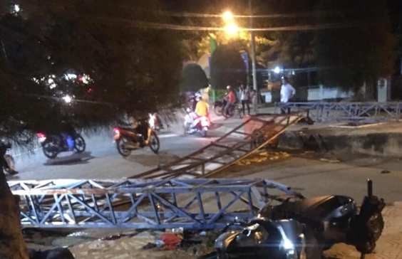 Thanh niên đi xe SH tông đổ cổng chào nằm bất động ảnh 2