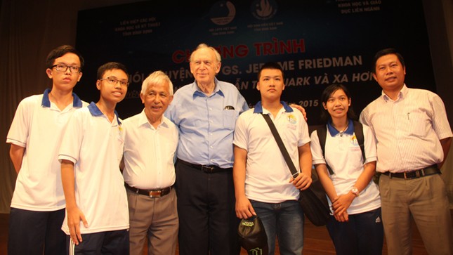 Hai món quà của giáo sư Nobel Vật lý ảnh 1