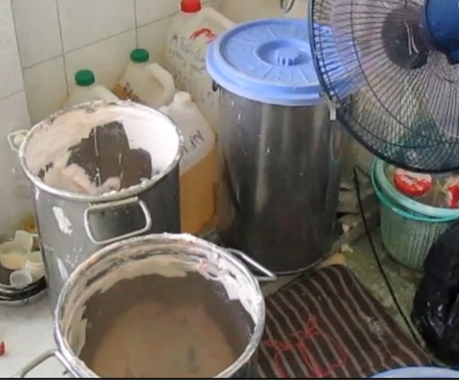 'Chết mòn' với mỹ phẩm dỏm: Công nghệ chậu, xô dán tem hàng hiệu ảnh 3