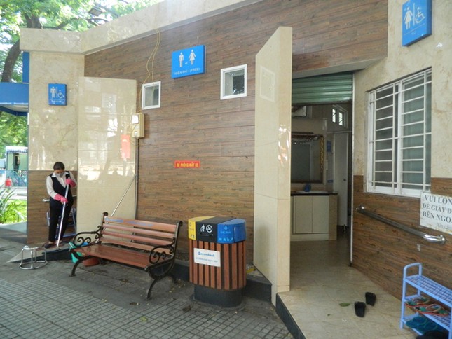 TPHCM: Thiếu nhà vệ sinh, phạt tiền người tiểu bậy ảnh 1