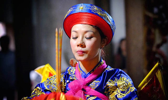 Ông Tây mê hầu đồng ảnh 1