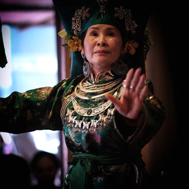 Ông Tây mê hầu đồng ảnh 2
