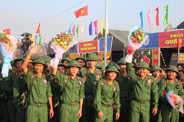 Nữ sinh có 2 bằng đại học tình nguyện nhập ngũ ảnh 2
