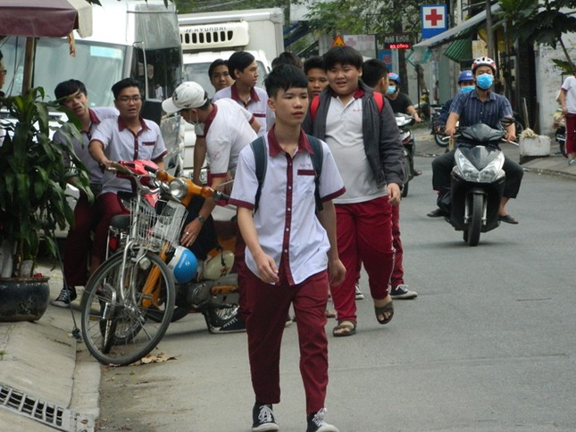'Cuộc chiến' đòi vỉa hè cho người đi bộ tại TPHCM: Đi bộ ở đâu? ảnh 1