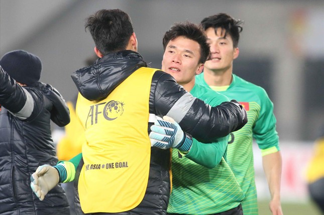 'Lá chắn thép' Bùi Tiến Dũng- Soái ca của fan nữ ảnh 1