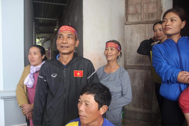 Bố mẹ của cầu thủ: Người ra Hà Nội đón, người đợi chờ ảnh 1