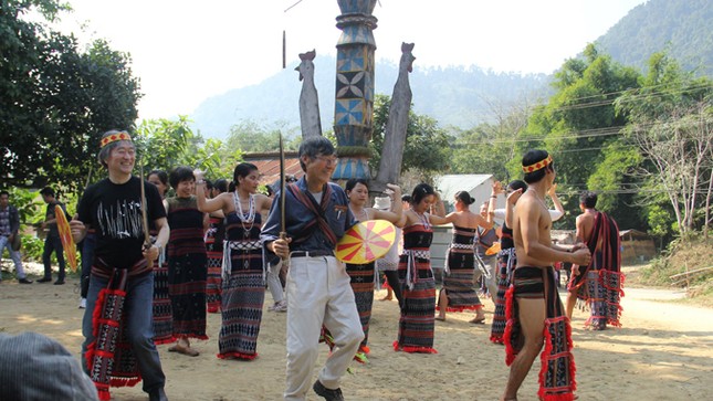 Cả làng Cơ Tu làm du lịch ảnh 2
