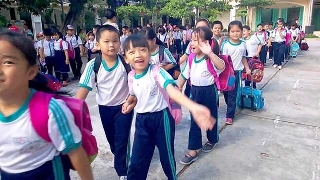 NGHỊCH LÝ: Bảo hiểm y tế cao hơn học phí ảnh 1
