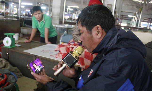 Karaoke chợ, ca sĩ diễn trên sân khấu… quầy ảnh 2