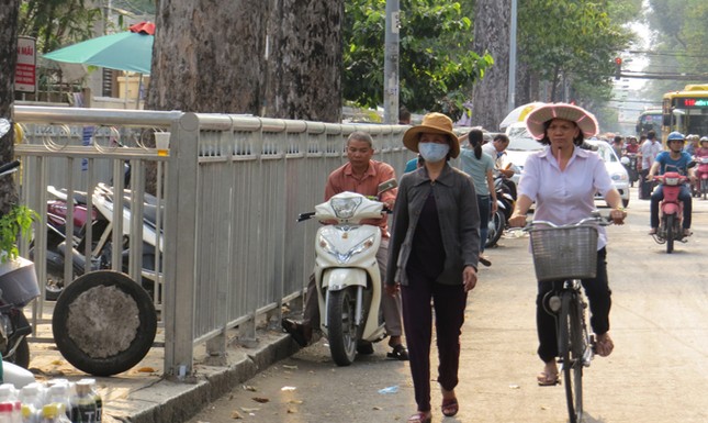 Hàng rào 'nhốt' người đi bộ ở Sài Gòn ảnh 1