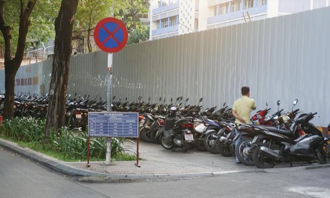 Những bãi xe 'vua' trên vỉa hè trung tâm TPHCM ảnh 2