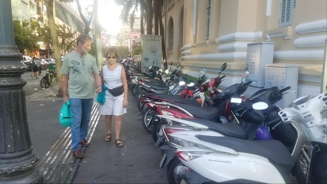 Những bãi xe 'vua' trên vỉa hè trung tâm TPHCM ảnh 1