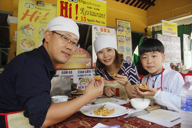 Khách Tây đúc bánh xèo, nấu mì Quảng ảnh 1