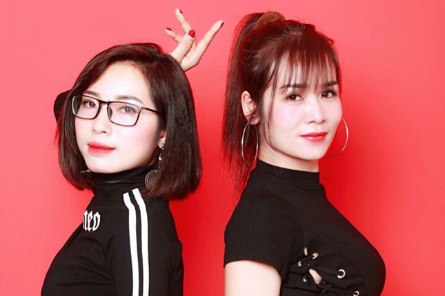 Xôn xao nhóm cô gái trẻ bán xôi kèm 'quẩy' ảnh 1