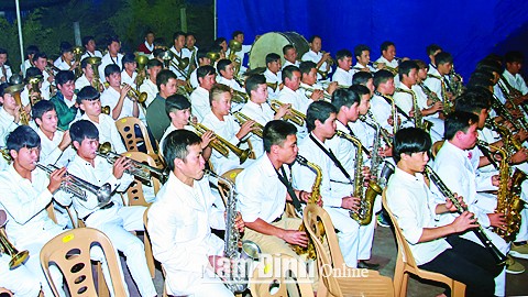 Về làng nghìn người thổi kèn tây ảnh 4