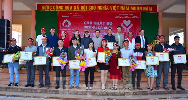 30 dân tộc anh em cổ vũ Chủ nhật Đỏ ở Krông Năng ảnh 15
