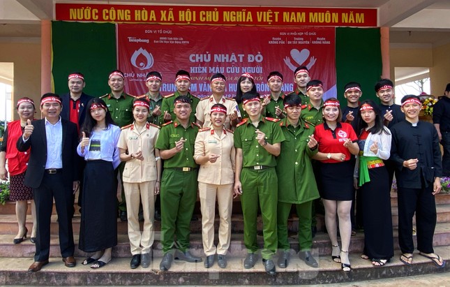 30 dân tộc anh em cổ vũ Chủ nhật Đỏ ở Krông Năng ảnh 13